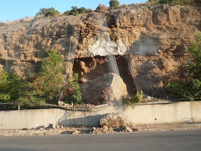 Μεγάλη κατολίσθηση στην Βοιωτία: Οι βράχοι έπεσαν πάνω σε σπίτια – Δείτε τις εικόνες